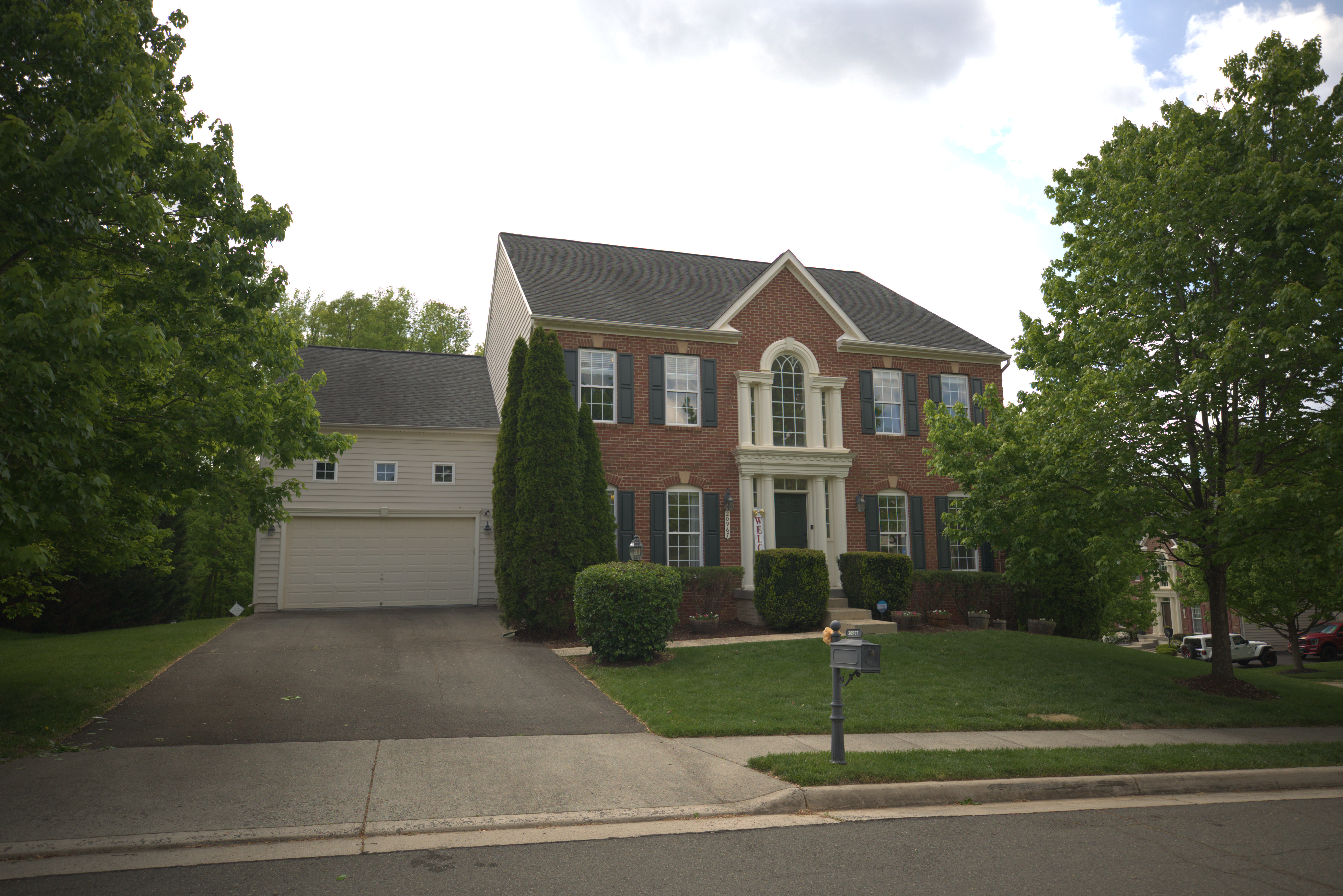Unedited before photo of a spacious home in Leesburg, Virginia